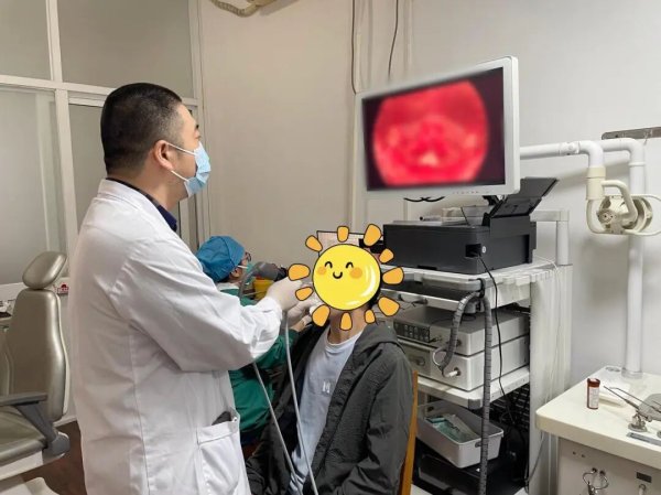 卓信速配 男子喉咙痛一月不见好，竟发现嗓子里全是“雪花”！医生提醒